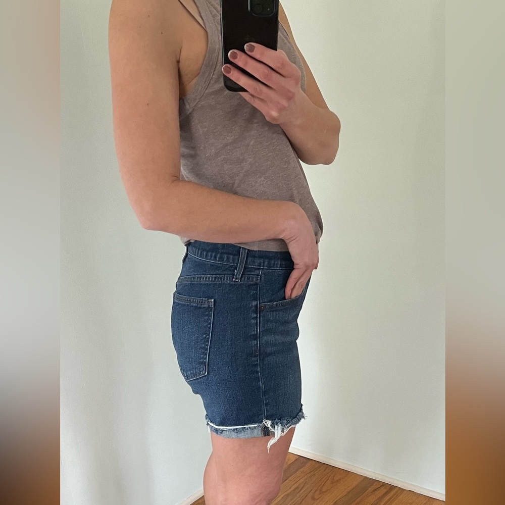 Gap Jean Shorts 5” Inseam Dark Blue Wash with Frayed Cuff Size 30 - Picture 8 of 8